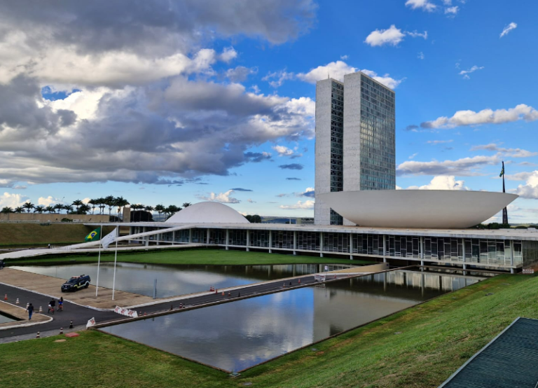 Câmara dos Deputados rejeita imposto sobre grandes fortunas