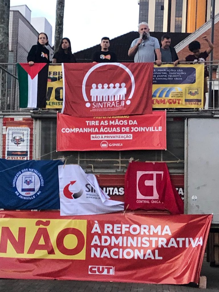 Manifestação reúne população e reforça busca de assinaturas  ao abaixo-assinado contra a privatização da Águas de Joinville