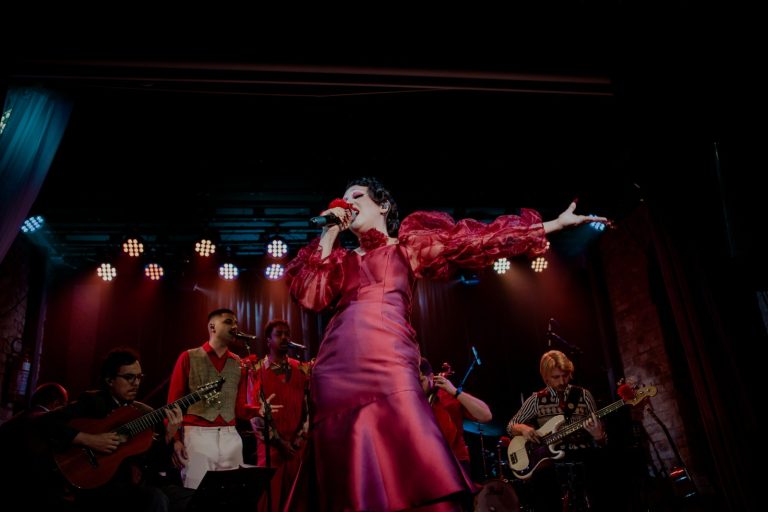 Joana Castanheira leva shows do projeto autoral “Desapreço” para cidades de SC