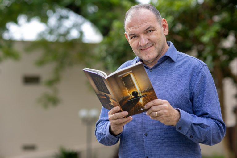 Marcelo Passamai revisita marcas da pandemia em livro de poesias