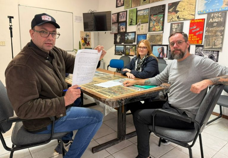 Ralf Zimmer, Laís Chaud e Bruno Pedreiro assinam carta-compromisso com a manutenção da Celesc Pública